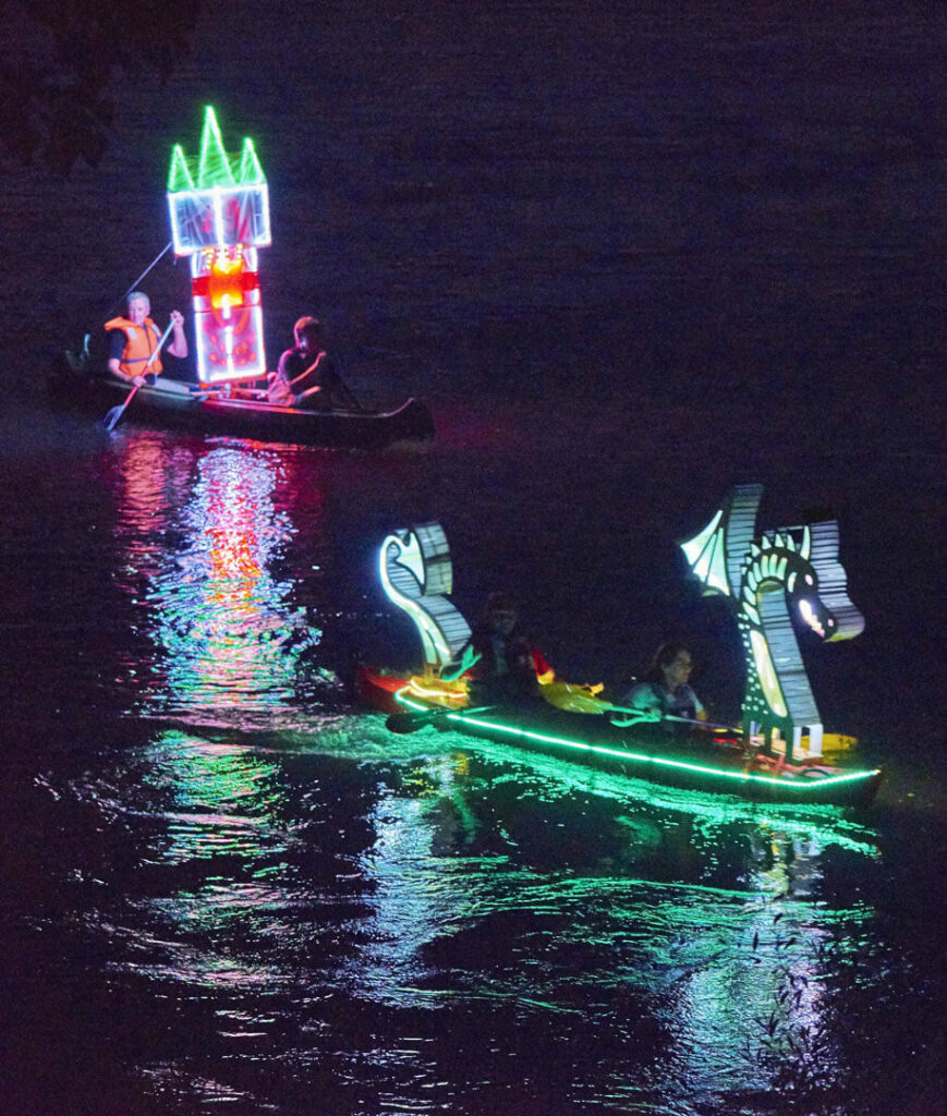 Boote mit Beleuchtung bei der Lampionfahrt