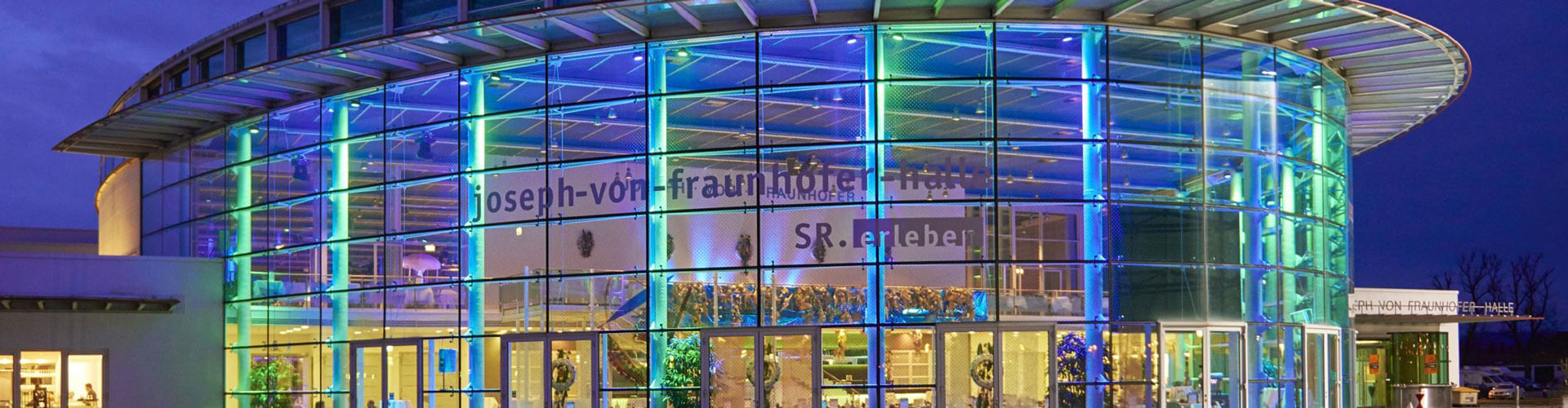Die Joseph-von-Fraunhofer-Halle von aussen, bei Nacht