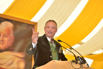 Markus Pannermayr hält eine Rede im Festzelt