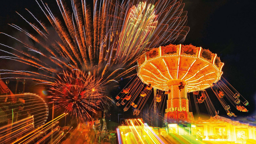 Kettenkarussell mit Feuerwerk im Hintergrund am Gäubodenvolksfest Straubing